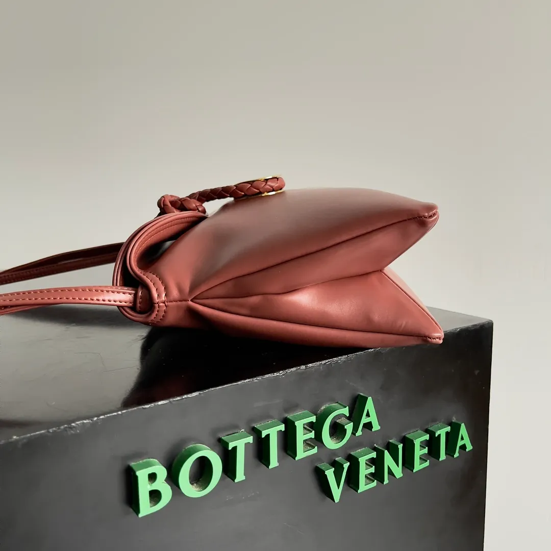 Batch 1520 Inspired by the 1970s, the Bottega Veneta women's logo shoulder bag has a smooth leather surface that brings a clean and handsome feel, just like the neatness and tenacity of a working woman. The front buckle has high-quality hardware pendant body, the overall retro elegance, and the excellent leather feels soft. This Bottega Veneta series can be described as beautiful, weakening the complexity of the outfit, not competing for it, and only using the best quality to interpret itself. Style number: 806030 (small size) Size: 27*16*6cm
